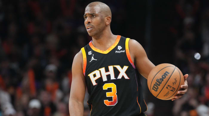 Suns guard Chris Paul dribbles against the LA Clippers.